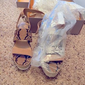 NWOT crown vintage Daylen platform wedges 8.5
